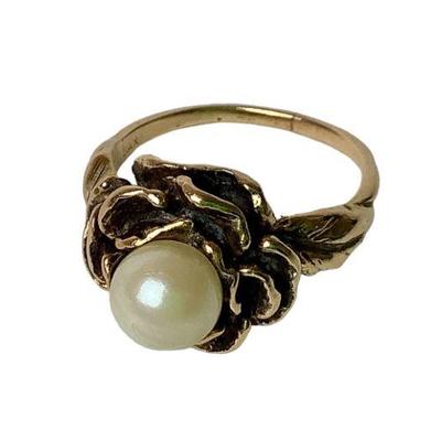 LYZE222 Vintage 14k Gold & Pearl, Flower Ring	Size 5, 14k stamped on the inside. 
