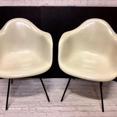 JEHA722Vintage Cream Color, Winged, Fiberglass Chair Duo	Fiberglass on metal fram. Not able to read manufacturer stamp. One chair is...