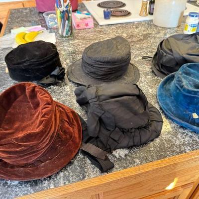 (6) Womens Hats
