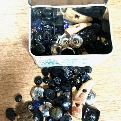 GLASS BUTTON LOT
