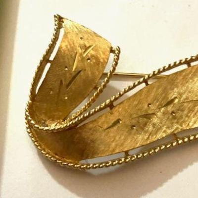 Unusual Form Gold Tone Pin
