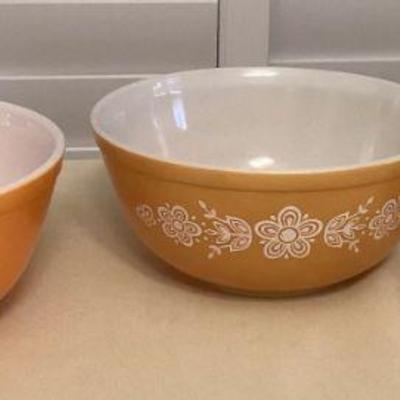 MMB063 Three Vintage Pyrex Mixing Bowls 