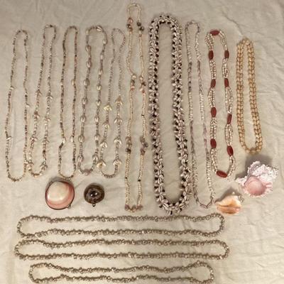 MMB170 Various Shell Leis, Shell Coin Purses & Seashells 