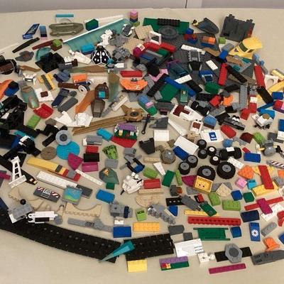 MMB027 Over 5 Pounds Of Lego’s