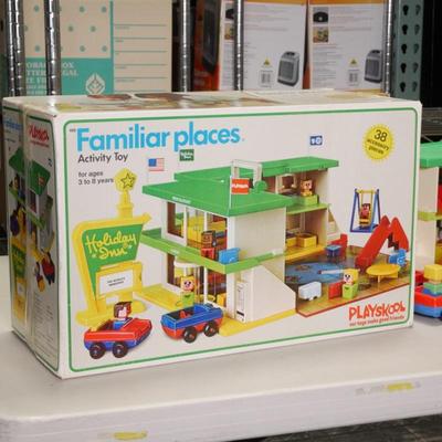 Vintage 1970 #480 Playskool Holiday Inn Familiar Places Set