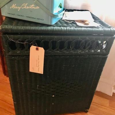 wicker hamper 28
18 X 13 X 23"