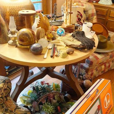 Round Table, Decorative Lamp, Antique Items