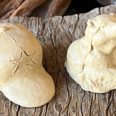 (2) Dawn Weimer Molded Clay Miniature Signed And Dated Hat And "bearly Serious" 