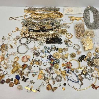 #1014 • Costume Jewelry
