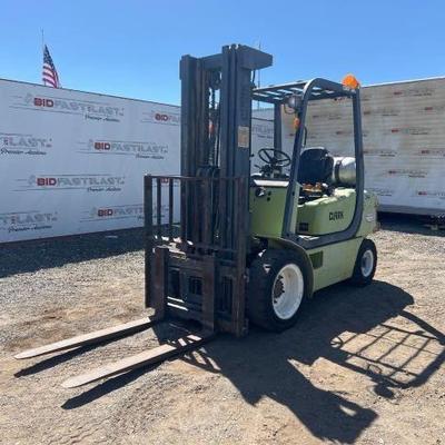 #120 • Clark CMP30L Forklift
