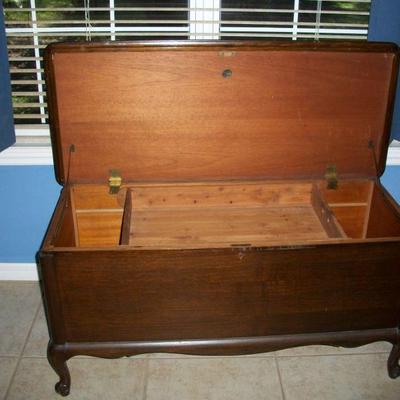 Vintage Roos MFG. & Co. Cedar chest with tray.