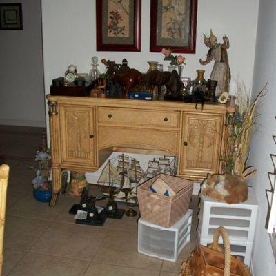 Palm Tree sideboard with 1 drawer and 2 doors ; Decor items.