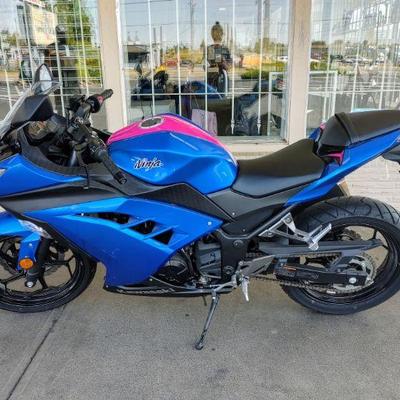 2017 Kawasaki Ninja EX300 with only 22 miles!