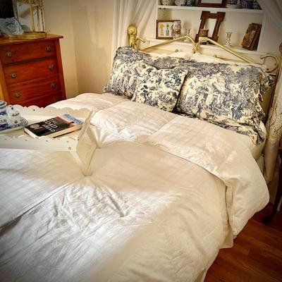 Full brass bed (includes mattresses)