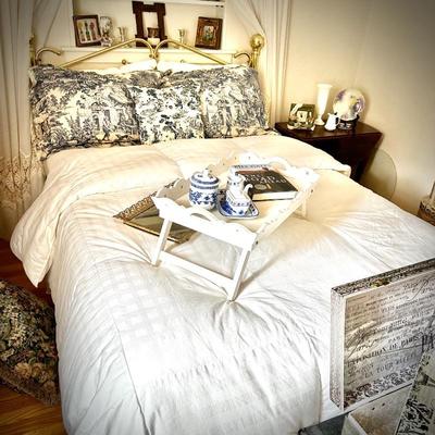 Full brass bed (includes mattresses)