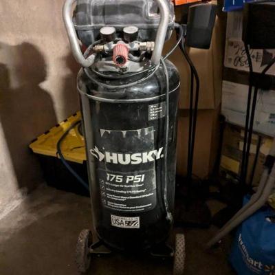 WST030 HUSKY 175 psi Air Compressor With Air Hose.