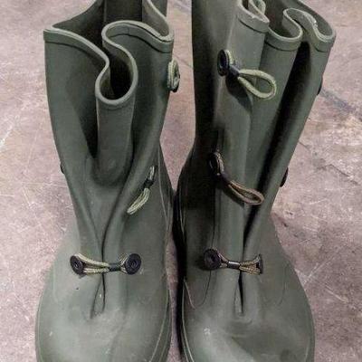 WST112 Keep Your Feet Dry With A Pair Of Army Rainboots.