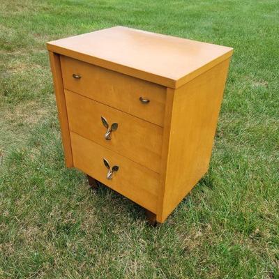 Buttery brown Mid Century knight stand
20" X 15" X 28"h
$33