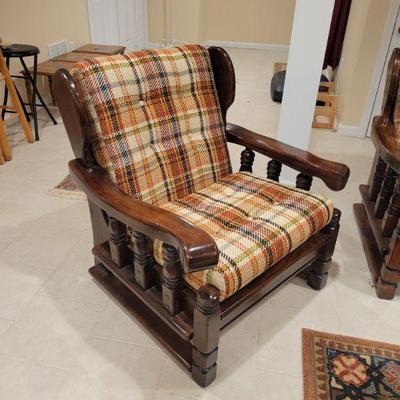 Vintage J.C. Penny chair. apart of a 3 piece set. Gteat condition. Solid Wood & plaid. Will last forever! 32" X 35". $25