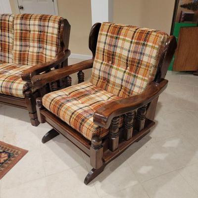 Vintage J.C. Penny chair. apart of a 3 piece set. Gteat condition. Solid Wood & plaid. Will last forever! 32" X 35". $25