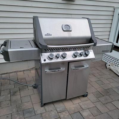 Napoleon prestige Natural gas grill with cover. $550
