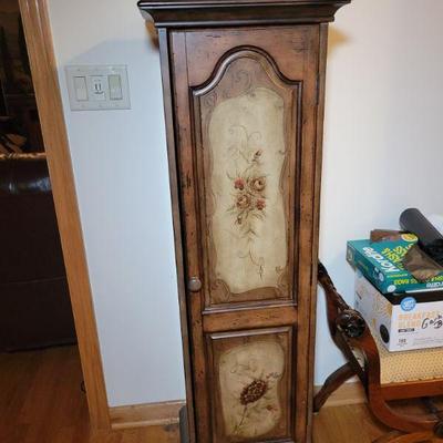 French Country cabinet
17" X 13" X 55"
$25