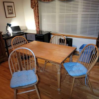 Solid Oak Kotchen Table & 4 chairs.
Caldwell wood products made in the U.S.A.
48" X 30". $120
Legs do come off if you need...