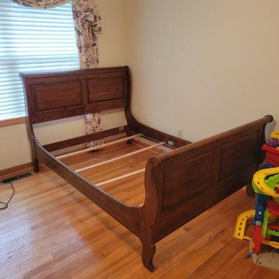 Ethan Allen Sleigh bed
57"w X 46"h
$125