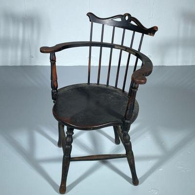 ANTIQUE WINDSOR CORNER CHAIR | Having curved back with spindle carved backrest and legs. - h. 34.5 x w. 19 x l. 26 in

