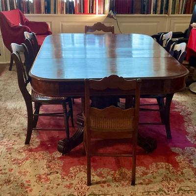 Antique dining table with 2 of 6 leaves 