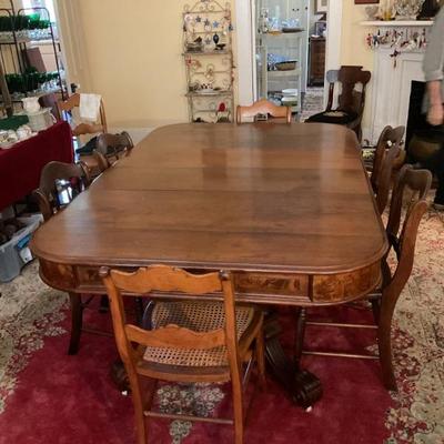Antique dining table, has 6 leaves