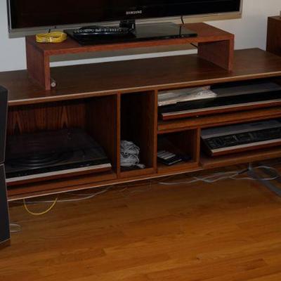 Bang and Olufsen Stereo in original stand - selling on silent bid 