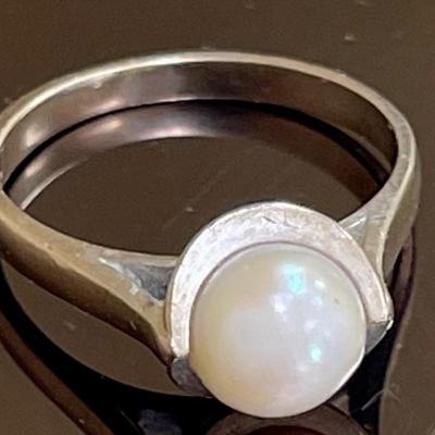10k White Gold And Pearl Ring Size 6.5