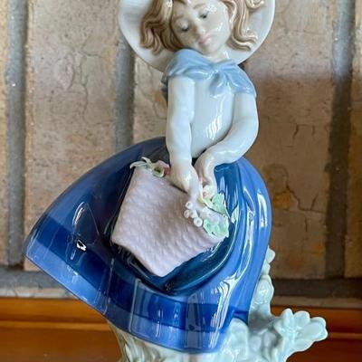 Lladro 5222 " Pretty Pickings" Girl With Flowers
