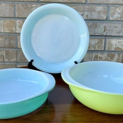 (3) Vintage Pyrex Dishes - Aqua Pie Plate, Lime Green And Aqua Casseroles (no Lids)