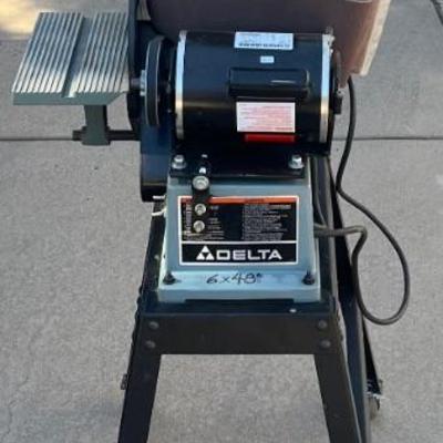 Delta Shop Master 6 Inch Belt And 8 Inch Disc Sander On Stand With Extra Belts