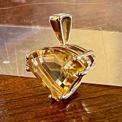 14K Gold With Large Faceted Citrine Stone Pendant - Total Weight 3.4 Grams 