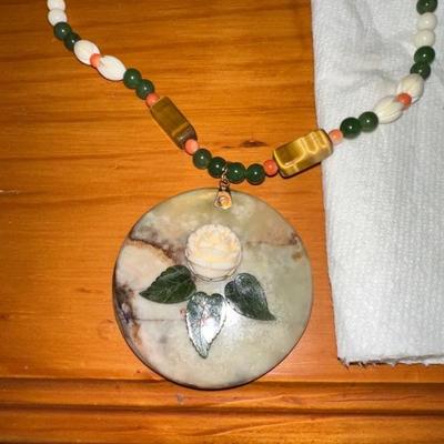 14 karat gold and jade necklace this is a beautiful piece of jewelry 