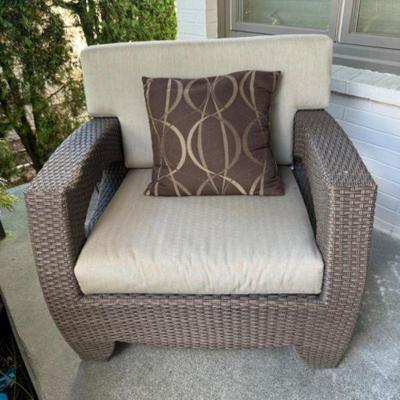 Stylish Brown Outdoor Patio Lounge Chair w/ Cushions	