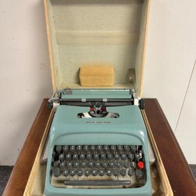 Vintage Underwood-Olivetti Typewriter w/ Case	