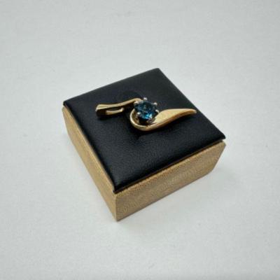 14k Gold Blue Topaz Pendant (Approx. 3.17g)	
