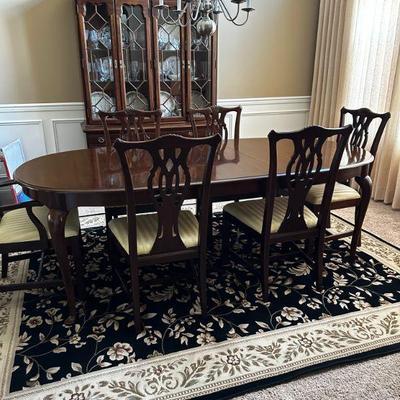 Beautiful dining room set.  Table has leaf.