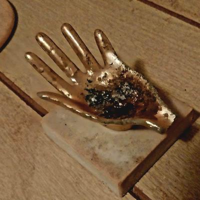 Hand ashtray