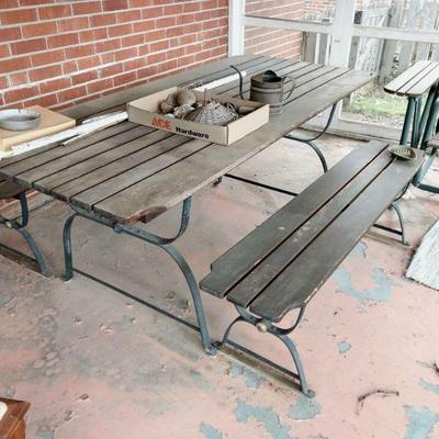Pinic table