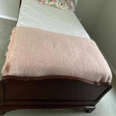 192 twinbed2headboards