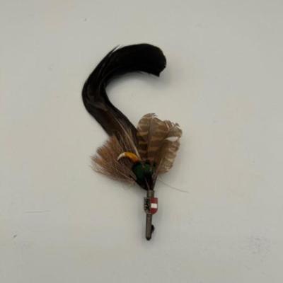 84 featherbrooch