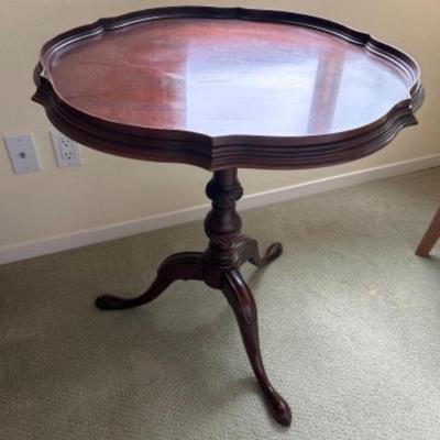 195 late20thcenturyvintageweimanchippendalestylemahoganytable