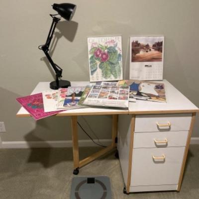 165 smalldeskwithlamp