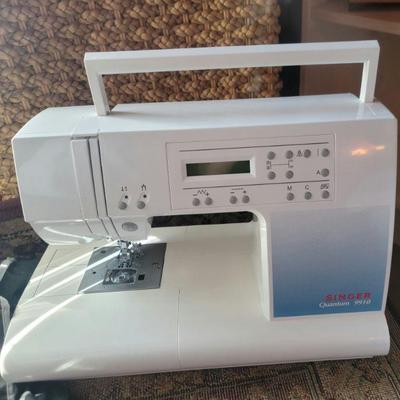 Like new Singer sewing machine