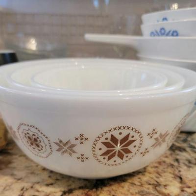 Pyrex nesting bowls